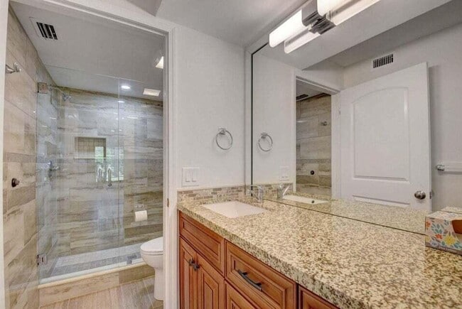 Building Photo - 400 Club Cir