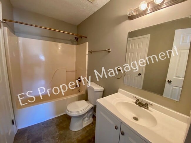 Building Photo - Stunning 4 Bedroom 2 Bathroom Tri-Level Ho...