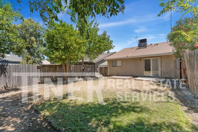 Building Photo - 5535 E Knoll Dr
