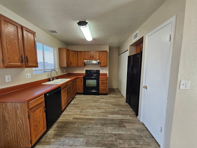 Building Photo - PATIO HOME 3 BED 2 BATH MCKELLIPS AND HORN...