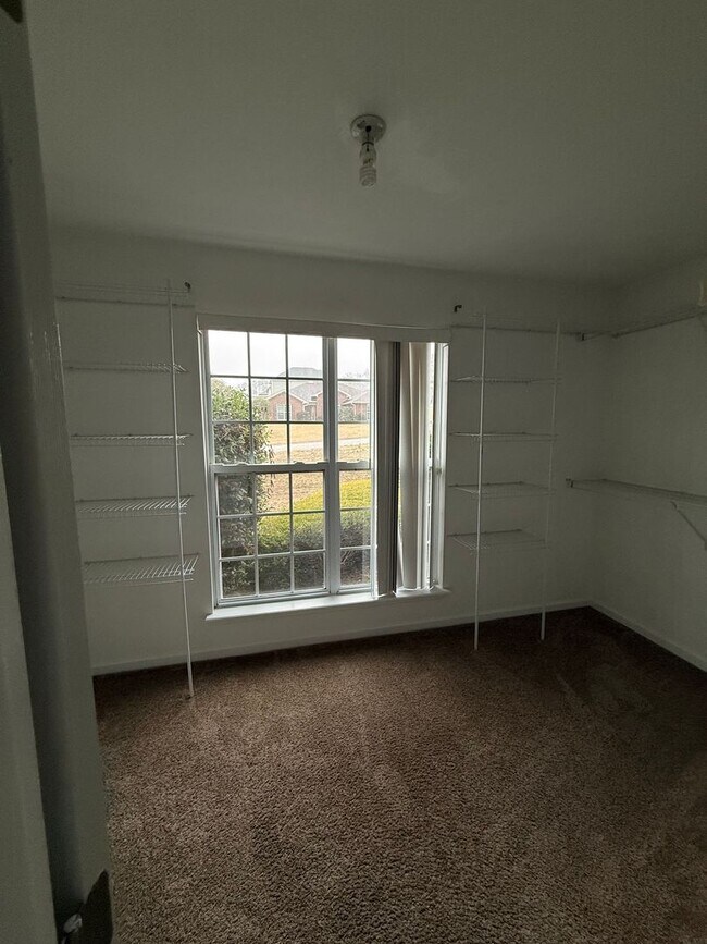 Building Photo - HOME FOR LEASE 4 BR 2 BATH RANCHSTYLE  SPLIT FLOOR PLAN AND OPEN  LARGE  FENCED BACKYARD  CONVENI...