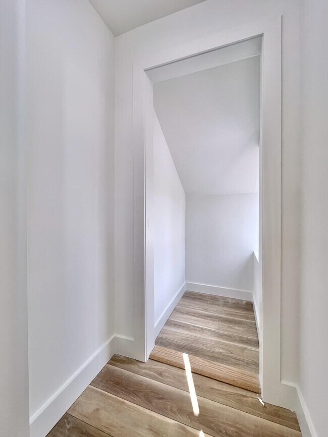 Building Photo - 375 Monmouth St