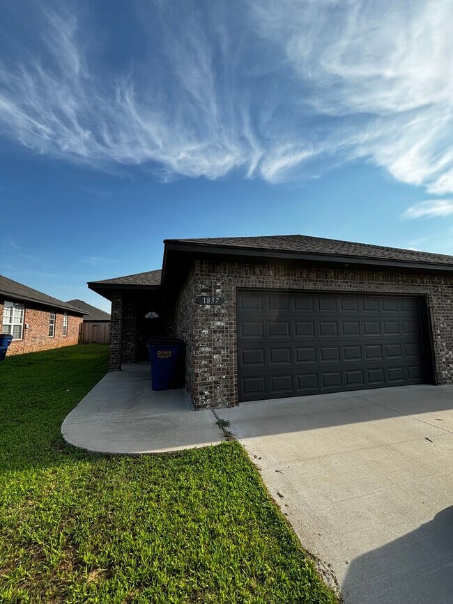 Primary Photo - Move in Special!! 3BR 2BA duplex with 2 ca...