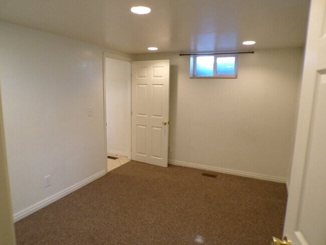 Building Photo - 552 S 800 W St
