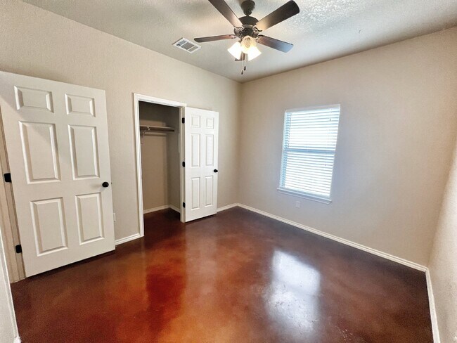 Building Photo - Spacious 3BR/2BA Duplex with Private Yard ...