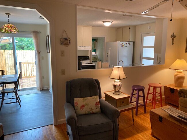 Building Photo - Nokomis Beachy Bungalow (Off Season)