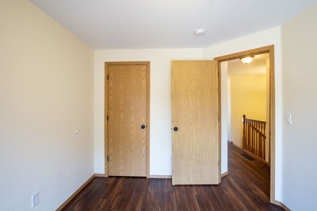 Building Photo - Great Piedmont 3 Bdr Townhouse w/Fireplace, DW + Garage!