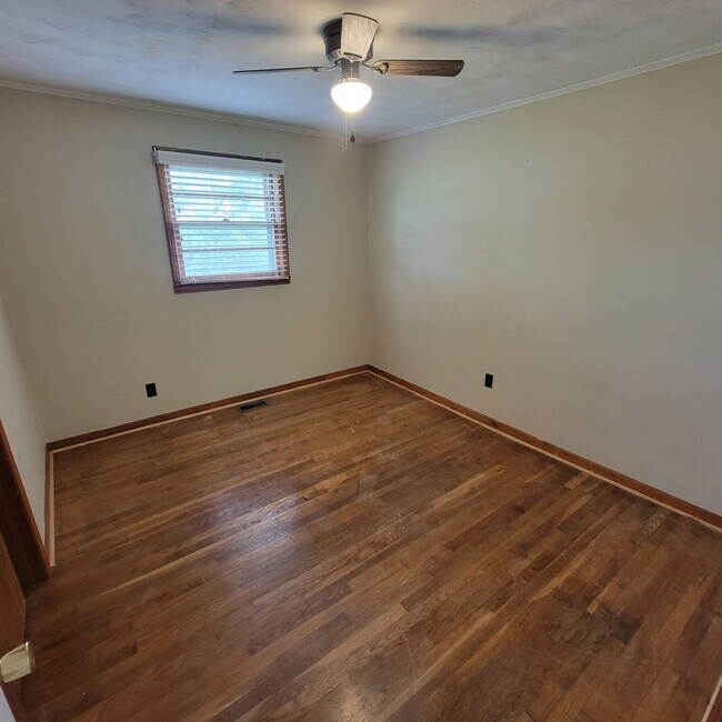 Building Photo - 3/1 Brick Ranch-Cookeville City-Carport