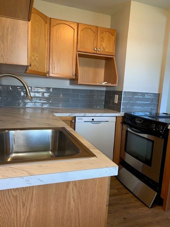 Building Photo - 3 bd., 2 bath remodeled Duplex