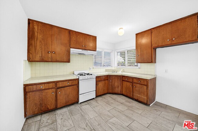 Building Photo - 304 E 95th St