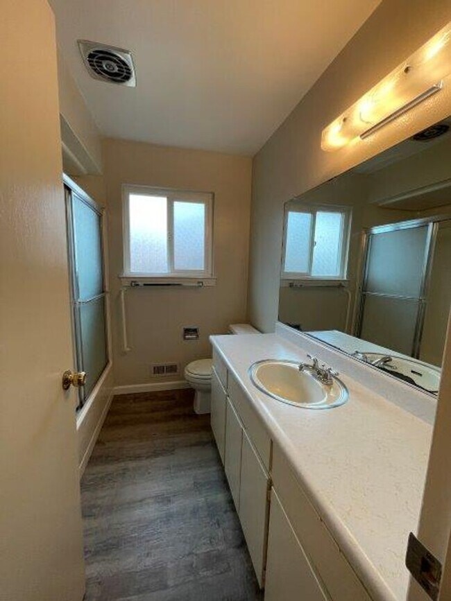 Building Photo - Desired Greenhaven 4 Bedroom