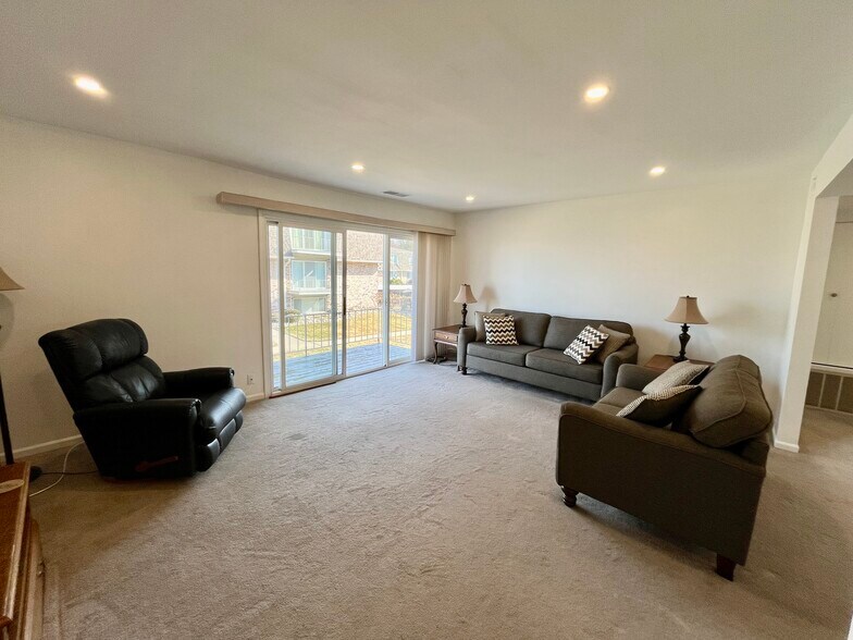 Building Photo - 3622 Lakeshore Dr