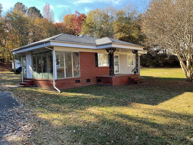 Building Photo - Available Now !!! Cute Brick Home With Sun...