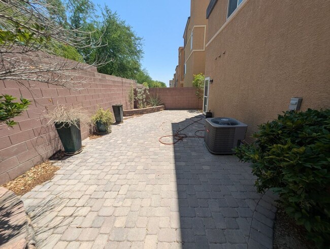 Building Photo - 10544 Headwind Ave