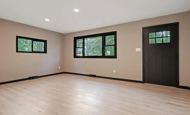 Building Photo - Spacious 3 bedroom home