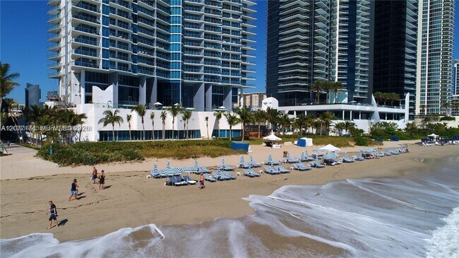 Building Photo - 17001 Collins Ave