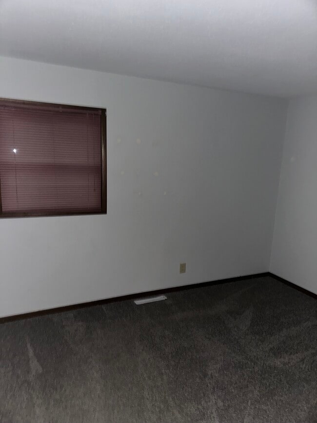 Building Photo - 1765 Valley Dr