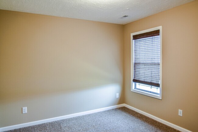 Building Photo - Pet Friendly Three Bedroom with Bonus!
