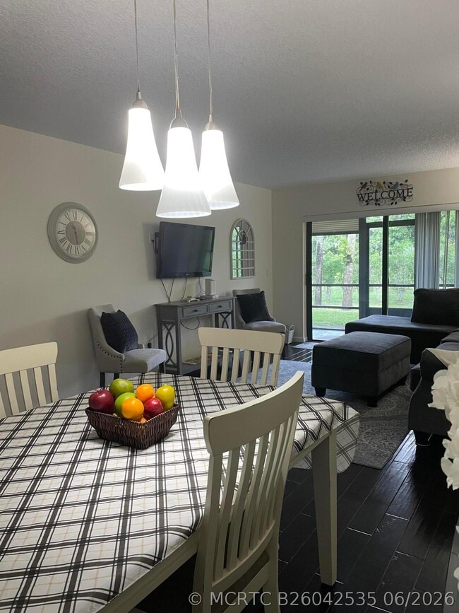 Building Photo - 7879 Willow Spring Cir N