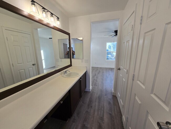 Building Photo - 5117 S 15th Pl