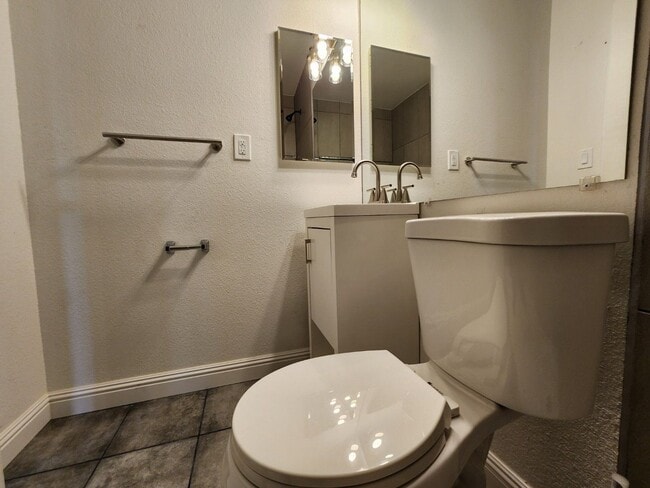 Building Photo - Renovated Beauty with a full-service Casita