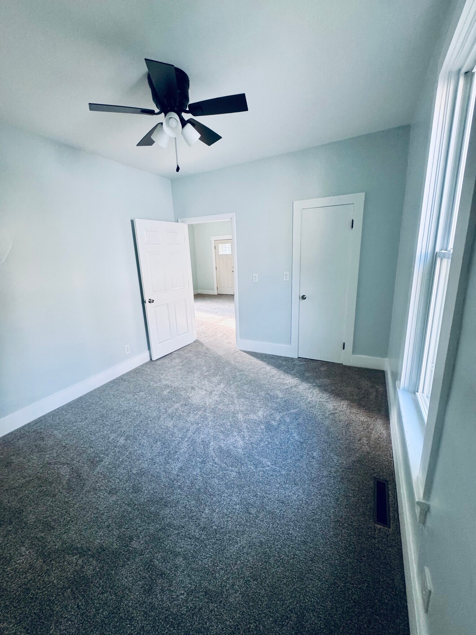 Building Photo - 514 E 9th St