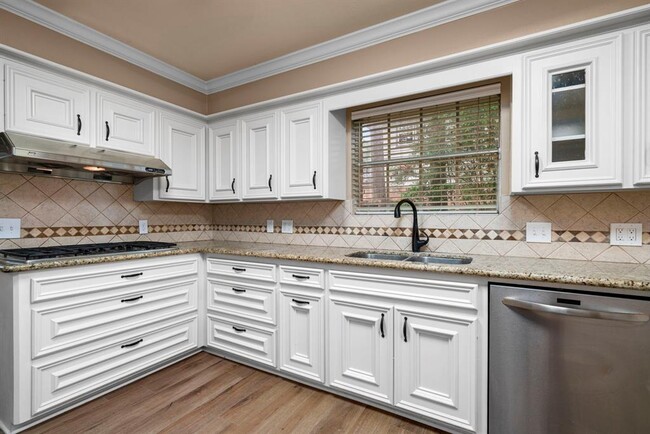 Building Photo - 527 Briar Knoll Dr