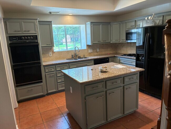 Building Photo - 4635 Meadow Green Dr