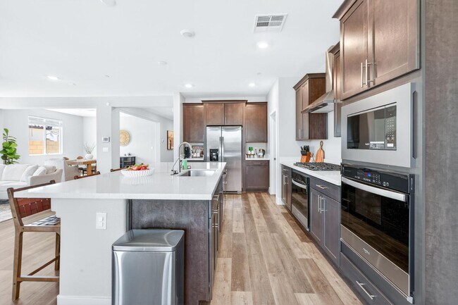 Building Photo - 1024 Saker Falcon Dr