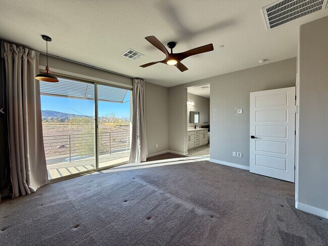 Building Photo - 3/BD 2.5/BA Contemporary Comfort in a Prime Location!