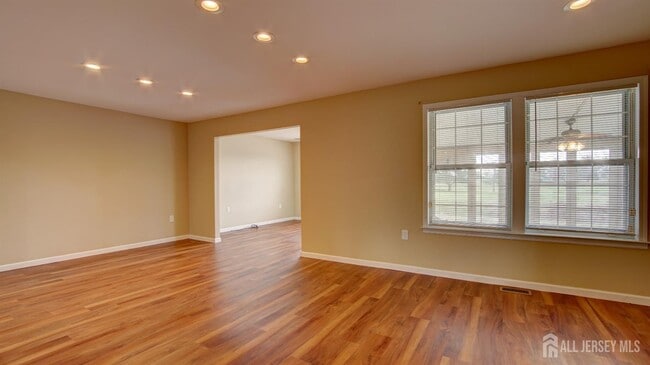 Building Photo - 18 Thomas Paine Dr