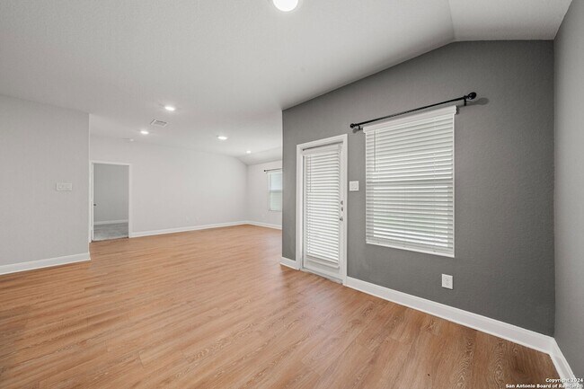 Building Photo - 1080 Amble Oak