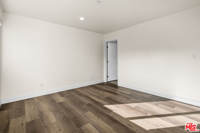Building Photo - 2527 Hauser Blvd