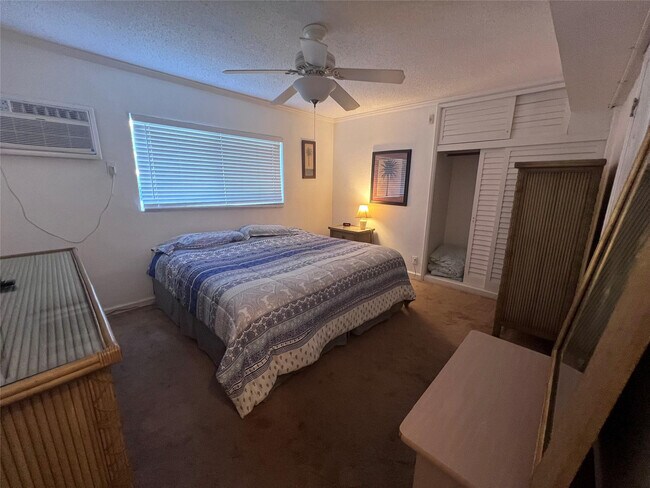 Building Photo - 2850 NE 30th St