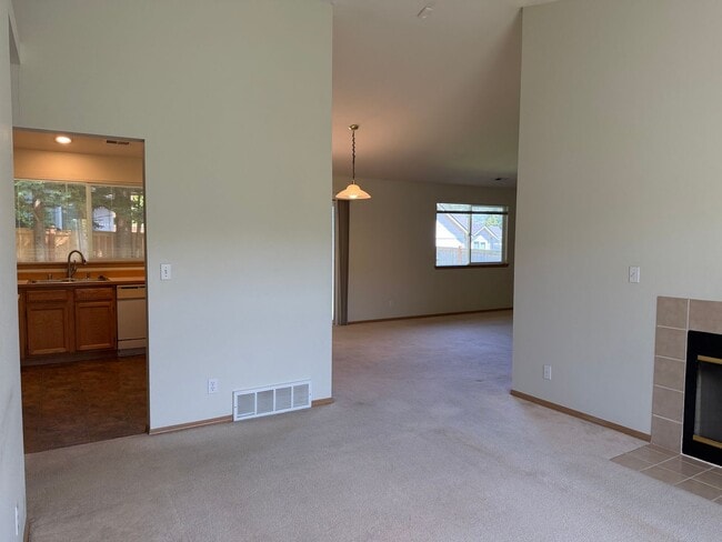Building Photo - Everett 3 Bedroom Rambler