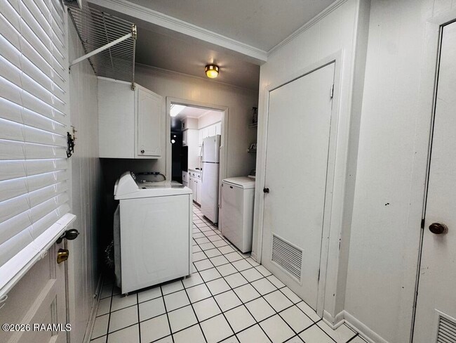 Building Photo - 208 Mayard Dr