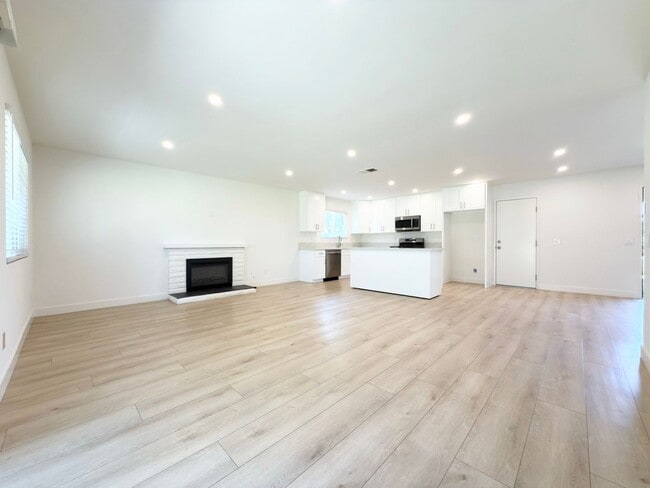 Building Photo - Remodeled Single Level in Cul-de-Sac!