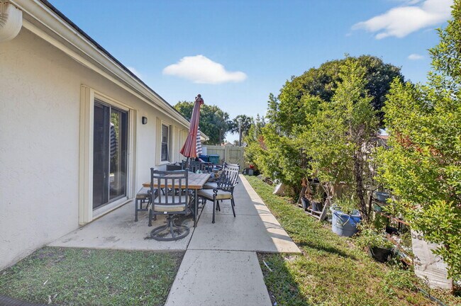 Building Photo - 190 Temple Ave