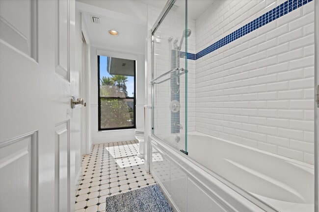 Building Photo - 11842 Pebblewood Dr