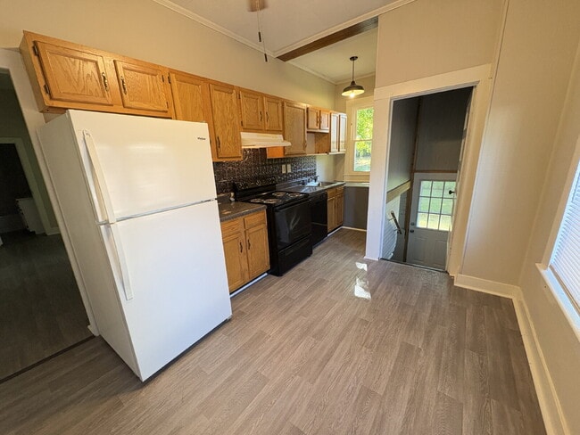 Building Photo - "Charming 4-Bedroom Retreat with 2 Full Ba...