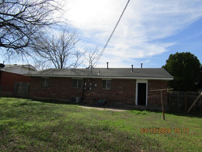 Building Photo - Freshly Painted/New Flooring Home!! Pets N...