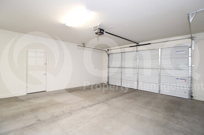 Building Photo - 5866 N 86th Ln