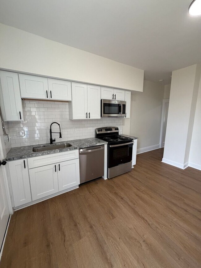 Building Photo - 2 Bed / 2 Bath with Private Garage & Fenced Yard