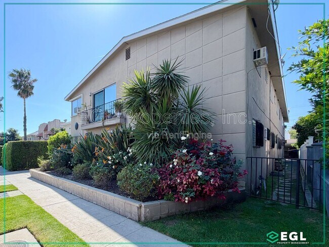 Building Photo - 1755 N Kenmore Ave