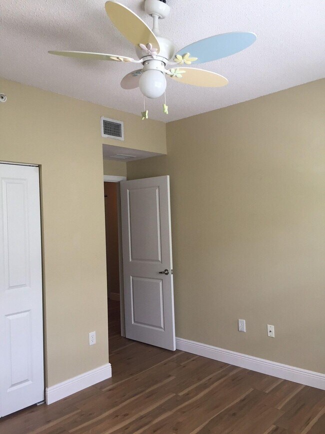 Building Photo - 5960 W Sample Rd