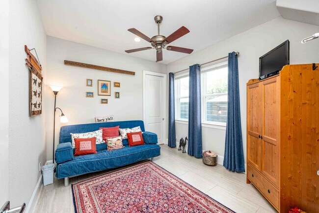 Building Photo - Luxury End Unit Rental with Elevator, Downtown Views, and Sky Deck ($150 off the second month!)