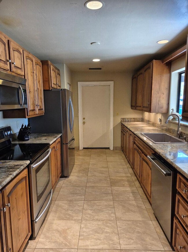 Building Photo - 6740 E Dixileta Dr