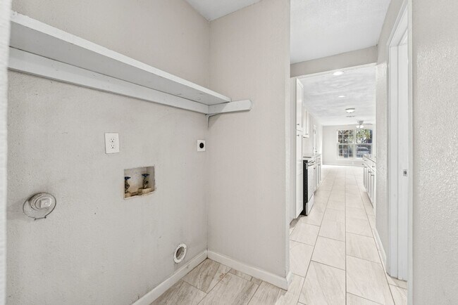 Building Photo - 915 Stonegate Dr