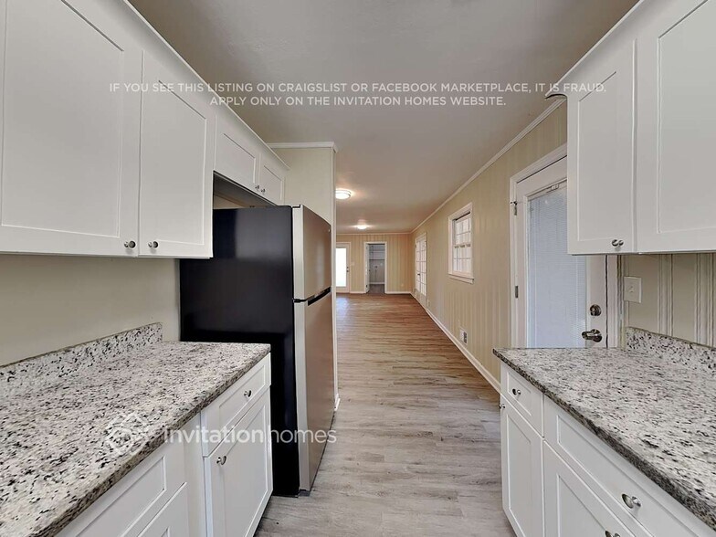 Building Photo - 8837 Elma St