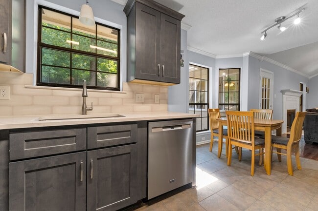 Building Photo - Lakewood rental!